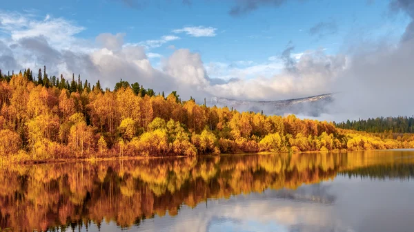 Lake in autumn cloudscape mountain in the background — Stock Photo, Image
