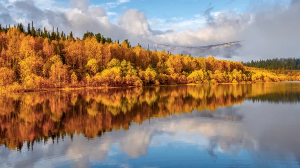 See im Herbst Wolkenlandschaft und Berg im Hintergrund — Stockfoto