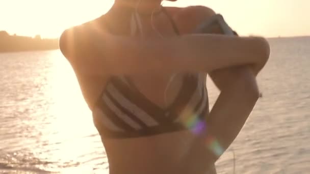 Νεαρή Γυναίκα Ετοιμάζεται Τρέξει Στην Παραλία Πολύχρωμο Φόντο Ηλιοβασίλεμα — Αρχείο Βίντεο