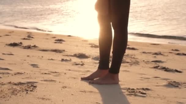 Ung Kvinna Gör Sig Redo Att Köra Stranden Färgglada Solnedgång — Stockvideo