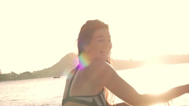 Jonge Vrouw Zitten Aan Het Strand Kleurrijke Zonsondergang Achtergrond — Stockvideo