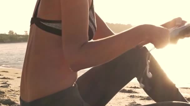Mujer Joven Sentada Playa Sobre Fondo Colorido Puesta Del Sol — Vídeo de stock