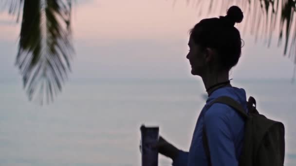 Νεαρή Γυναίκα Στην Παραλία Πολύχρωμο Φόντο Ηλιοβασίλεμα — Αρχείο Βίντεο