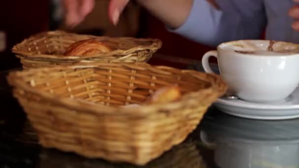 Zblízka Ženy Pití Kávy Jíst Croissanty Kavárně — Stock video