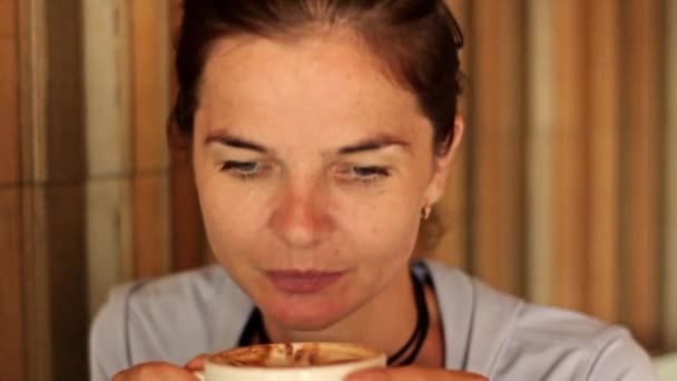 Kahve Içen Kafede Çöreği Yiyen Bir Kadın — Stok video