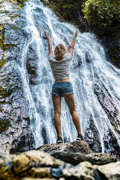 Jeune Femme Caucasienne Mince Touriste Vêtements Décontractés Baskets Tient Sur — Photo