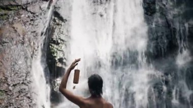 Şelalenin yanında duran kadın