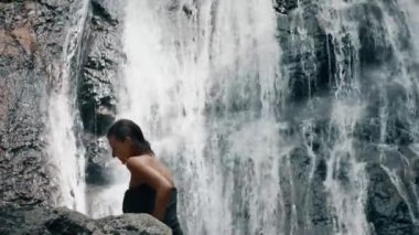 Şelalenin yanında duran kadın