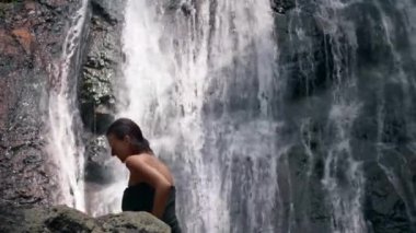 Şelalenin yanında duran kadın