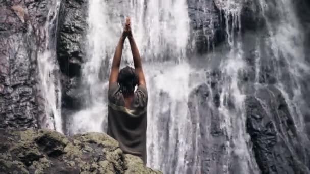 Wanita Berdiri Dekat Air Terjun — Stok Video