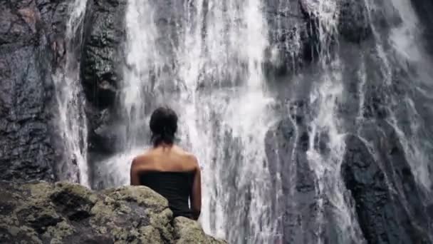 Žena Stojící Vodopádu — Stock video