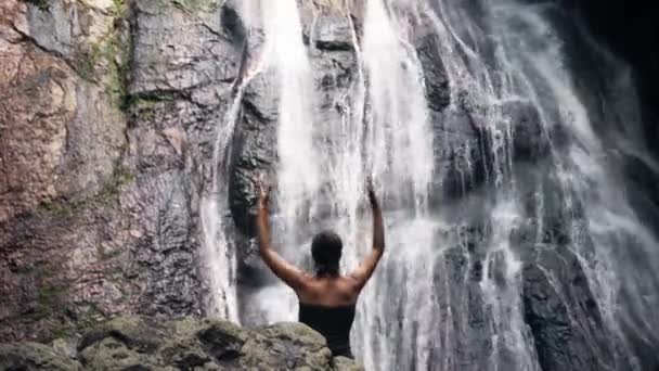 Vrouw Die Bij Waterval Staat — Stockvideo