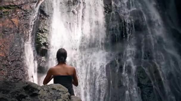 Frau Steht Der Nähe Von Wasserfall — Stockvideo