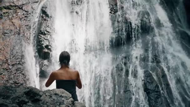 Frau Steht Der Nähe Von Wasserfall — Stockvideo