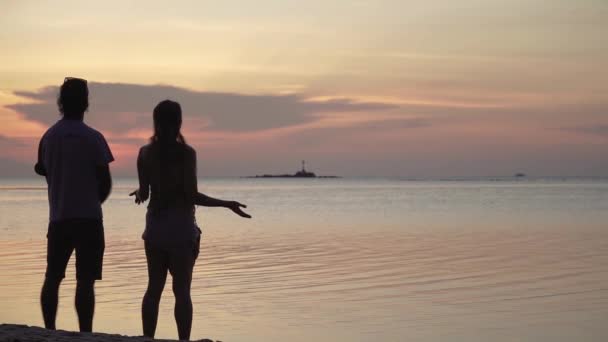 Casal Jovem Relaxante Pôr Sol Praia Fundo — Vídeo de Stock