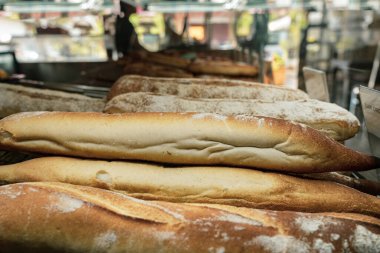 Pazarda taze ekmek.
