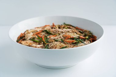 Geleneksel Kore kimchi 'sini beyaz arka planda beyaz bir tabakta kapat.