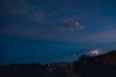 Tepelerin üzerinden gökyüzünde mor bulutlar 