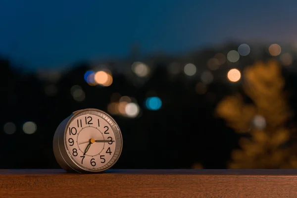 Reloj Sobre Mesa Con Fondo Bokeh —  Fotos de Stock