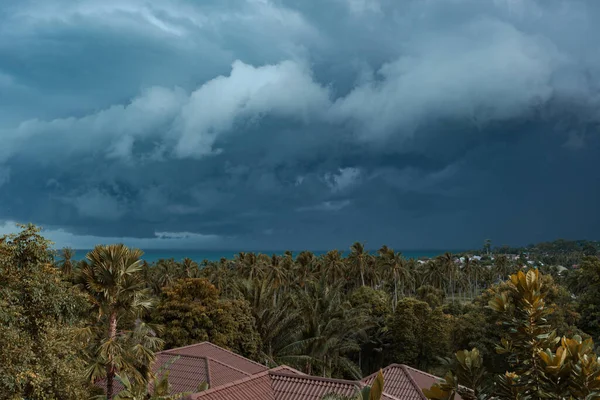 Nuages Orage Dramatiques Avant Pluie Sur Une Île Tropicale Toits — Photo