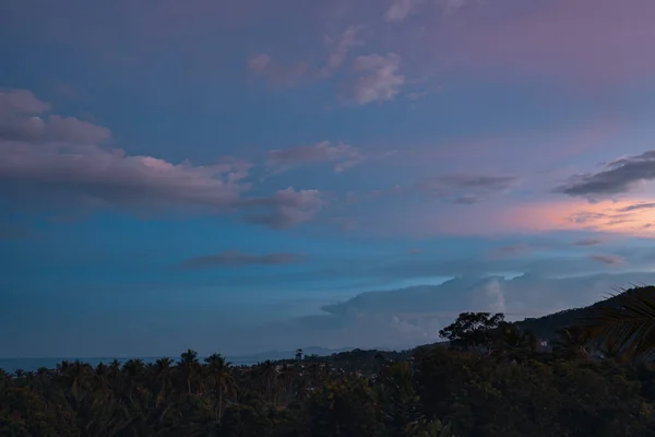 Захватывающее Небо Заката Над Деревьями Морем Тропическом Острове — стоковое фото