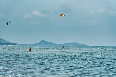 Uçurtma sörfçüleri Koh Samui adasında.