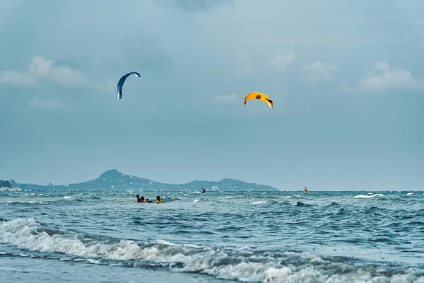 Kite Surfers正在Koh Samui岛上骑马 — 图库照片