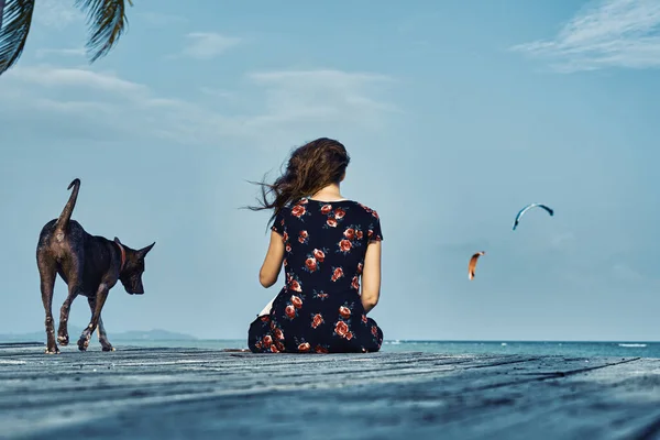 Ung Kvinna Klänning Sitter Sommardagen Ensam Trägång Stranden Mot Bakgrund — Stockfoto