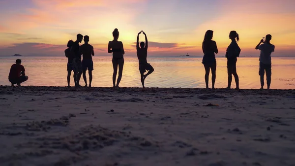 Σιλουέτες Των Ανθρώπων Στην Αμμώδη Παραλία Απολαμβάνοντας Ηλιοβασίλεμα Και Λήψη — Φωτογραφία Αρχείου