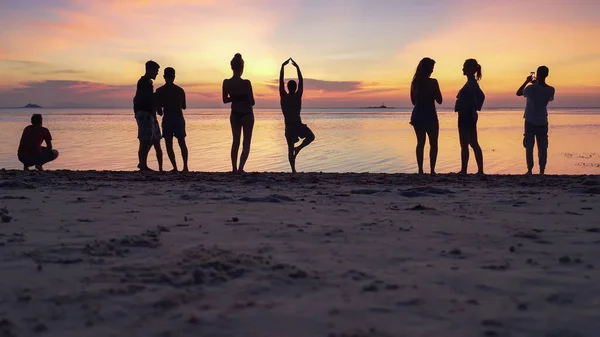 Силуэты Людей Песчаном Пляже Наслаждающихся Закатом Фотографирующих Смартфонах Фоне Моря — стоковое фото