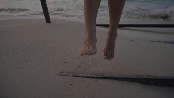 Kvinna Svänger Havet Strand — Stockvideo