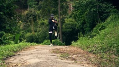 Adam dağlarda eğitim görüyor.