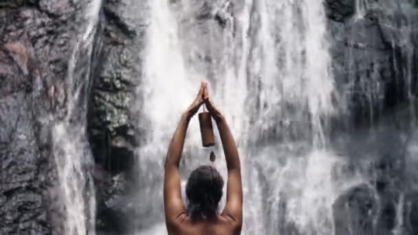 Kvinna Står Nära Vattenfall Meditera — Stockvideo