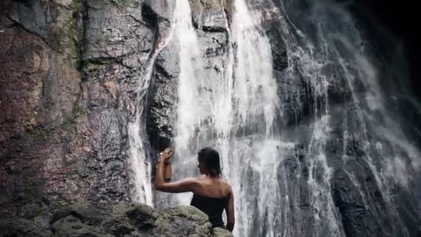 Žena Stojící Vodopádu Medituje — Stock video