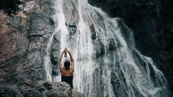 Vrouw Buurt Van Waterval Mediteren — Stockvideo