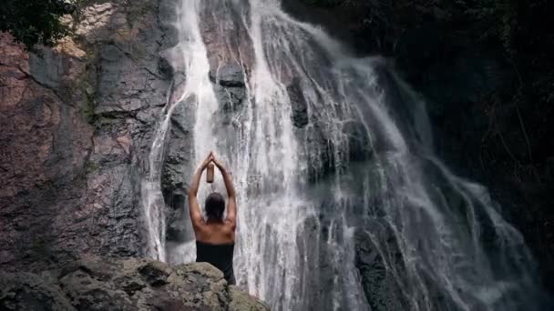 Vrouw Buurt Van Waterval Mediteren — Stockvideo