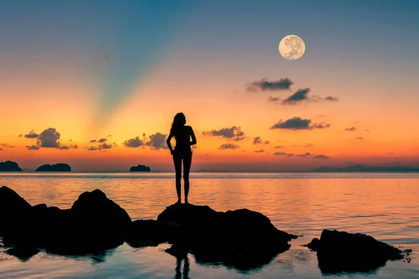 Силуэт Молодой Женщины Моря Фоне Впечатляющего Заката Огромного Восходящего Полнолуния — стоковое фото