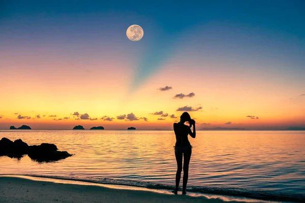Силуэт Молодой Женщины Моря Фоне Впечатляющего Заката Огромного Восходящего Полнолуния — стоковое фото