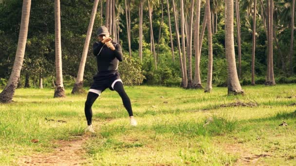 Ein Athletischer Kaukasischer Mann Schwarzer Trainingskleidung Und Mütze Trainiert Einem — Stockvideo