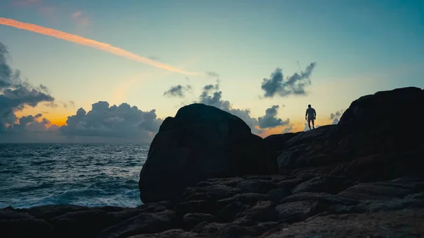 Силуэт Человека Стоящего Скалах Моря Восходе Солнца — стоковое фото