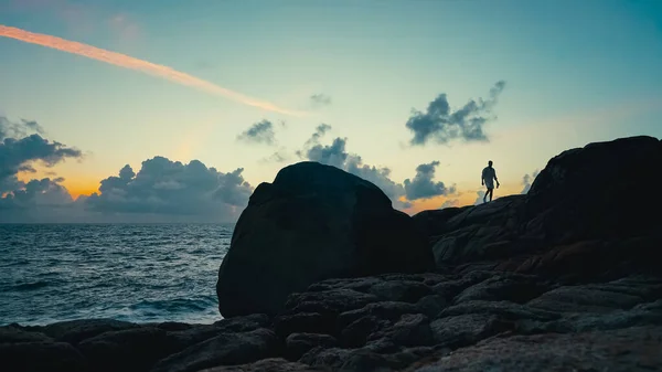 Silhueta Homem Sobre Rochas Junto Mar Nascer Sol — Fotografia de Stock