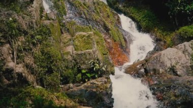 Güneşli bir günde, tropikal bir adada, ormandaki şelaleyi kapat.