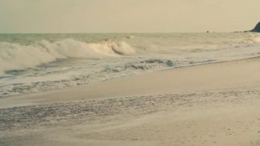 Tropikal kumsalda sörf ve dalgalar