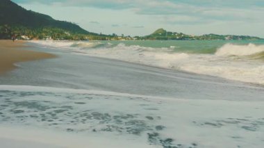 Tropikal kumsalda sörf ve dalgalar