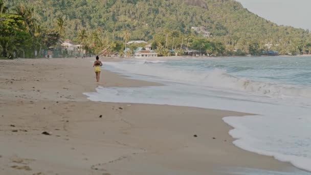 Mujer Asiática Corriendo Una Playa Arena Día Verano Con Olas — Vídeo de stock