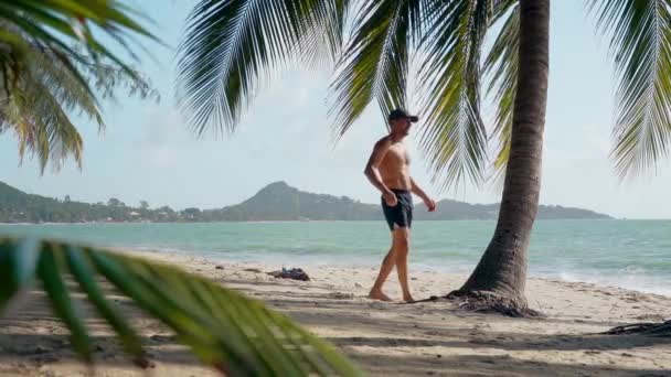 Kısa Şortlu Beyaz Adam Güneşli Bir Yaz Sabahı Kumlu Bir — Stok video