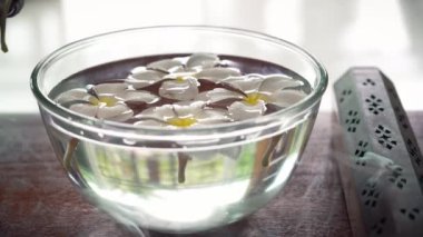 Kasede egzotik çiçekler. 