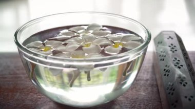 Kasede egzotik çiçekler. 