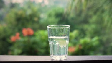 Adam suya limon dilimi atıyor.