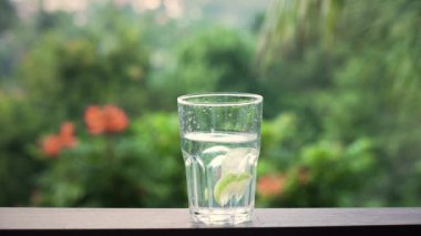 Adam suya limon dilimi atıyor.